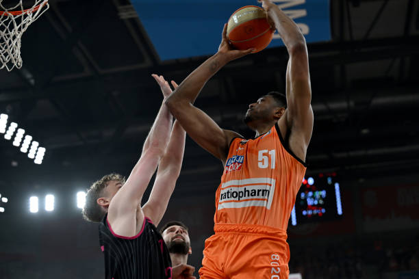 舆论压力更 舆论压力更